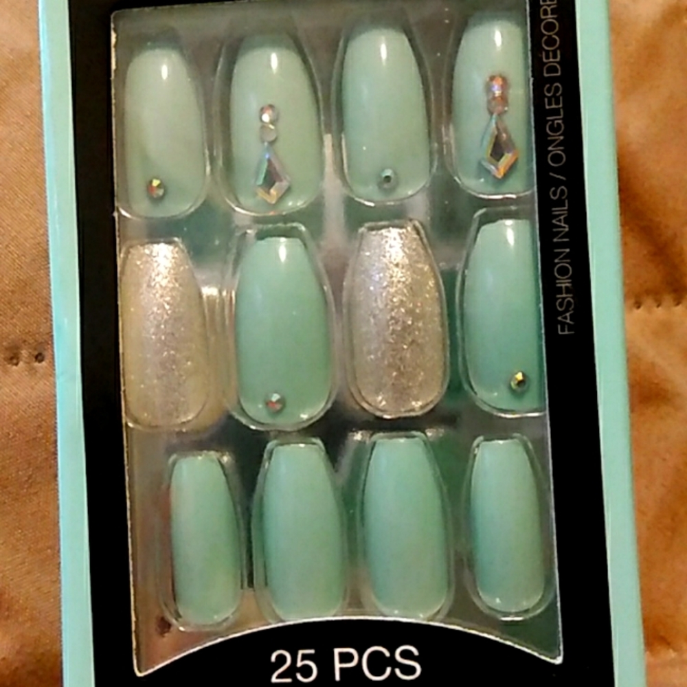 NWT 25pc. Nail kit W/ file & glue coffin shape md